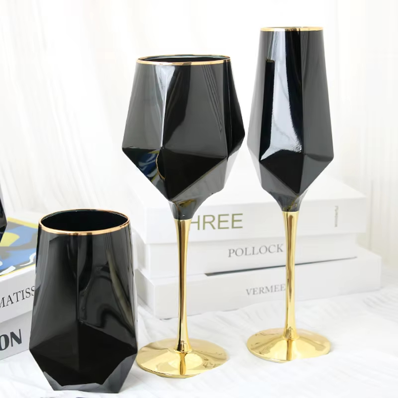 純粋な黒のクリスタルのワイングラス,金色のエッジ,豪華なゴブ - Wine Whiskey Beer のレビューと価格