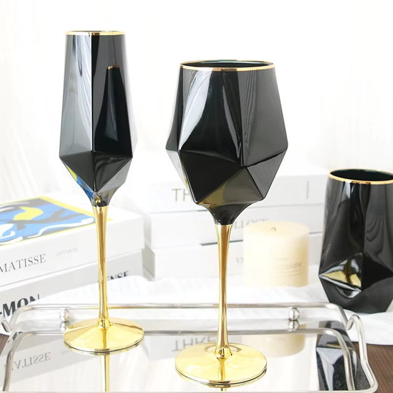 純粋な黒のクリスタルのワイングラス,金色のエッジ,豪華なゴブ - Wine Whiskey Beer のレビューと価格